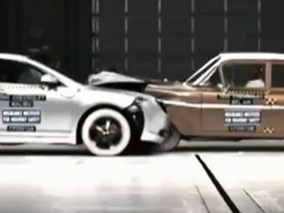 Американцы столкнули современный автомобиль с раритетным