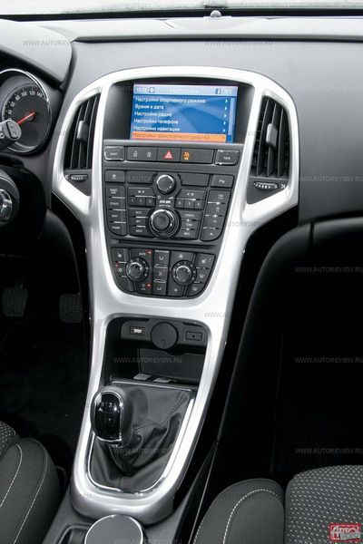 Кнопок на центральной консоли намного больше, чем в старой Астре, но они крупнее. Дефлекторы вентиляции &mdash; со специальными &laquo;антисквозняковыми&raquo; рассеивателями