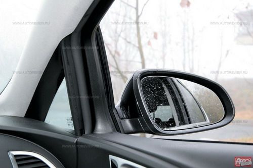 У новой Астры проблемы с обзорностью: треугольные окошки мешают в поворотах, наружные зеркала маловаты, да и через заднее стекло обзор не ахти