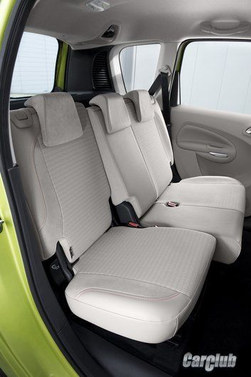 Пространство для задних седоков можно изменять путем продольной регулировки раздельного дивана (на 150 мм) и спинки. Фото с сайта  