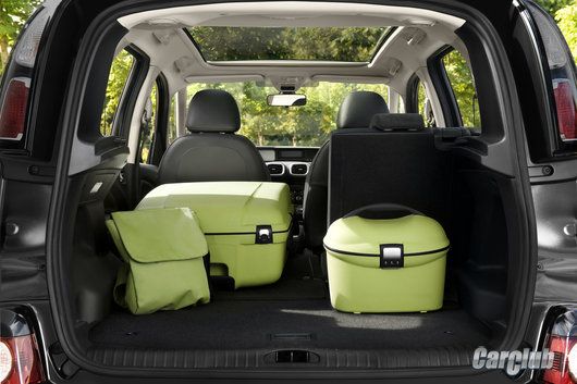Объем багажного отделения под задней полкой составляет внушительные 500 литров. При необходимости полку можно убрать в специальную нишу под полом багажника, чтобы не занимать полезное пространство. С разложенным задним рядом сидений багажник Picasso превр