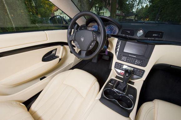 Внутри GranTurismo S практически точная копия Quattroporte, со всеми её неудобствами и парадоксами
