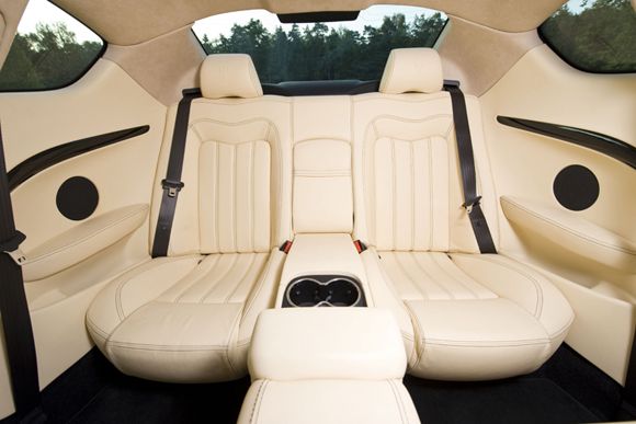 Главное отличие - задние места и остутствие свободного доступа к ним