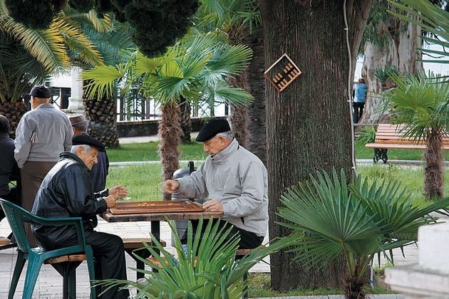 Место на сухумской набережной, где отдыхают и философствуют абхазские мужчины, называется Брехаловка. Пообщаться с земляками сюда приходят все жители столицы, в том числе президент Республики Абхазия Сергей Багапш