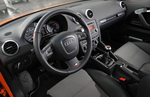 Интерьеры Audi трудно упрекнуть в низком качестве, и модель S3 — не исключение. Но возраст всё же даёт о себе знать — внутреннее убранство, скажем, «шестого» Гольфа выглядит ничуть не хуже. За доплату на Audi S3 можно установить «спортивный» руль со скошенной нижней частью, но эта опция совершенно бесполезна — рулить он только мешает