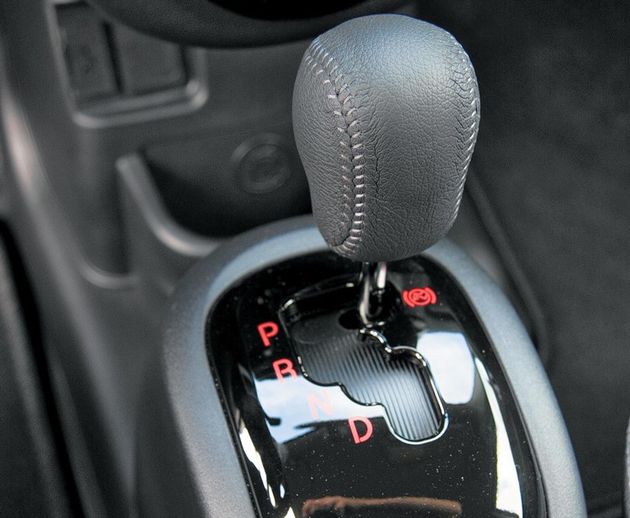 Для движения вперед французы решили оставить только единый режим Drive — у Mitsubishi i-MiEV есть еще Eco и B (Brake, с рекуперативным торможением)