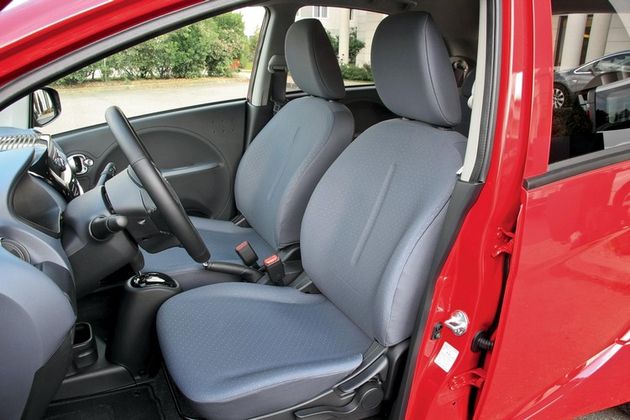 Простенькие кресла жестковаты, посадка — вертикальная, диапазона продольной регулировки высокому человеку едва хватает