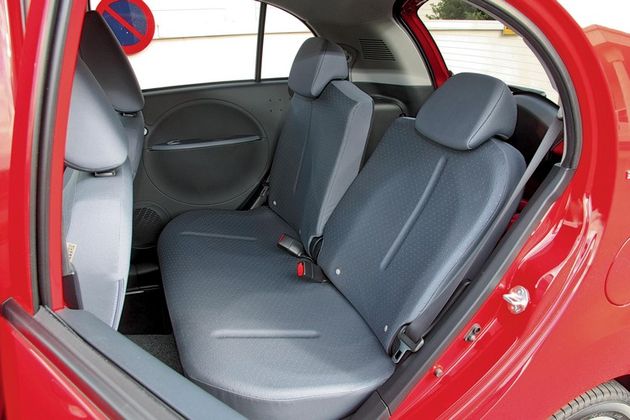 Благодаря высокой посадке два пассажира сзади лишь немного упираются в спинку коленями. Можно заказать iOn без дивана — как фургончик с грузовым отсеком объемом 1,1 м3