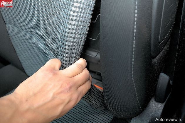 У «львенка» — самое удобное кресло в трио. Просунув руку за его обивку, можно добраться до каркаса: поясничный подпор «сделай сам»?