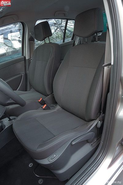 Мягкое кресло Clio вполне удобно. Из «посадочных» неудобств — только отсутствие регулировки руля по вылету