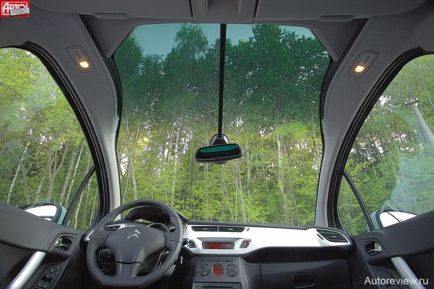 Огромное лобовое стекло Zenith — привилегия исполнения Exclusive. На другие версии «колобка» его нельзя заказать даже за доплату