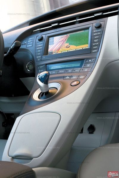 «Парящая» центральная консоль позволяет стучать по кнопкам, как по клавиатуре компьютера. Крохотный селектор заведует исключительно ездовыми режимами — Parking включается отдельной кнопкой. Расположенная на «первом этаже» ниша вместительна, но неудобна 