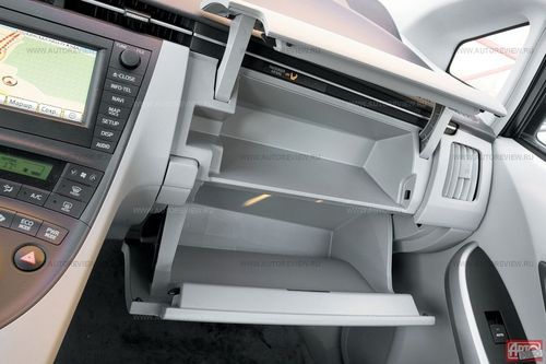 Бардачки — нараспашку: на первом этаже лист А4 помещается целиком, а на втором — в сложенном виде 