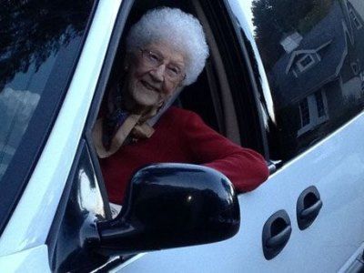 Самому старому водителю в мире машины достаются бесплатно