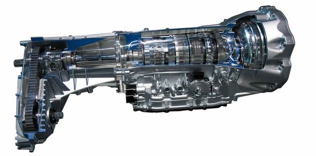 Новый «автомат» Aisin сделан на базе прежней шестиступенчатой коробки, но легче ее на 11 кг: масляный насос стал компактнее, фрикционных дисков в муфтах меньше. Внутри общего силового диапазона (7,25) числа восьми передач подбираются под каждый двигатель индивидуально. Сцепление гидротрансформатора при остановках полностью размыкает связь с мотором, а при старте почти мгновенно блокируется — для гашения вибраций в гидротрансформатор встроен демпфер. После холодного пуска масляный радиатор коробки прогревается жидкостью системы охлаждения двигателя, а для версий с системой «старт-стоп» агрегат оборудован отдельным электронасосом, поддерживающим давление масла при заглушенном моторе