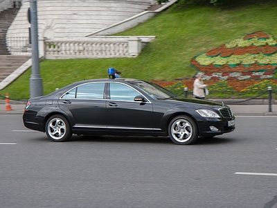 Чиновникам запретили покупать «Мерседесы»