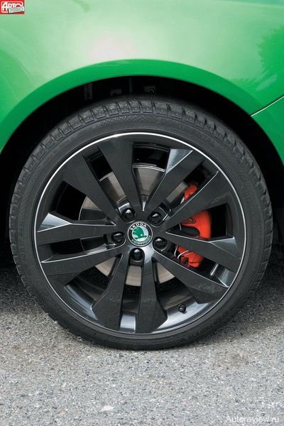 Эффектные 17-дюймовые колеса можно заказать в четырех разных цветах — черные идеально сочетаются с черной крышей