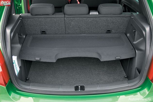 Полочку в багажнике можно установить на одном из двух уровней (на фото показан нижний)