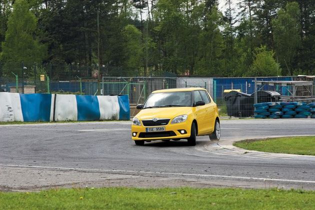 Электронная блокировка дифференциала XDS позволяет утапливать газ «в пол» еще до апекса поворота