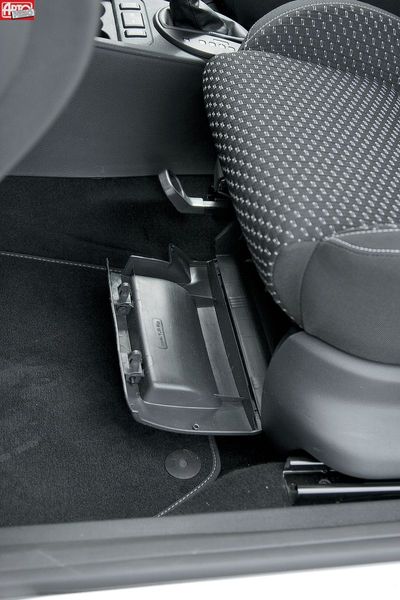 Под сиденьями — неуместные в спортивном автомобиле бардачки