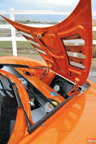 У остальных Спайкеров «нос» откидывается целиком, но у Элерона другая конструкция, и открывается одна только крышка, под которой — радиатор и бачки для рабочих жидкостей