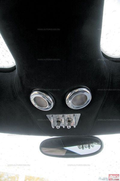 В хорошую погоду в кабине светло благодаря­ стеклянным вставкам в крыше, в плохую — ­могут понадобиться и тумблеры включения подсветки