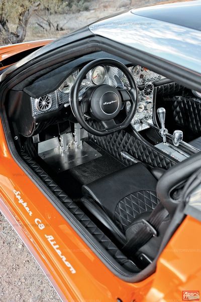 Маленький руль и алюминиевые «лепестки» переключения передач хороши, а к нефиксируемому рычажку поворотников (он тоже из алюминия) я так и не привык