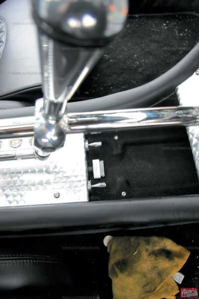 Провод и ниша на центральном тоннеле — для подключения айфона, тумблеры рядом управляют стеклоподъемниками