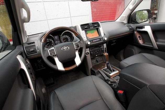 Интерьер Prado грубоват и на вид, и на ощупь