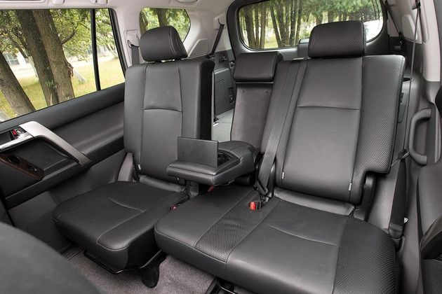 На втором ряду вольготно, можно двигать части сиденья и изменять угол наклона спинок