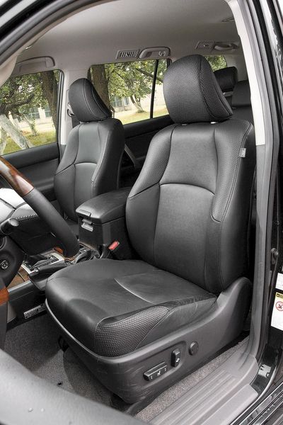 Кресло Prado жесткое и неуютное. Спинке не хватает боковой поддержки и диапазона регулировки угла наклона, а кожаной обивке —­ цепкости