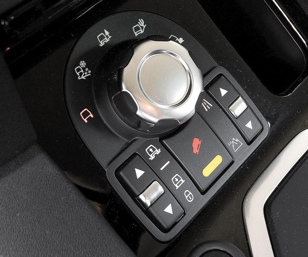 К блоку управления системой Terrain Response у нас претензий нет, в отличие от логики ее работы