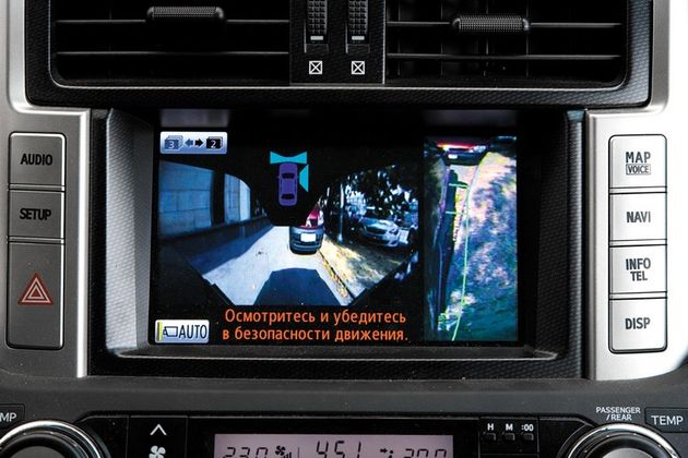 «Глаза» на решетке радиатора Тойоты пригодятся при выезде на перекресток с ограниченной видимостью, а камера в корпусе правого зеркала поможет прижаться к бордюру