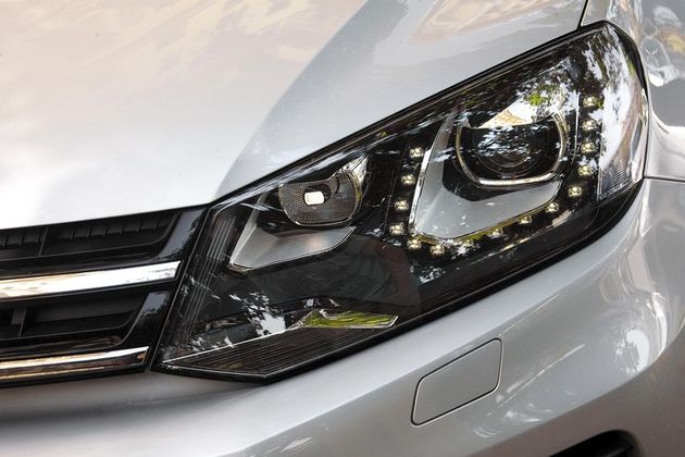 Секции ближнего света фар Туарега обрамлены подковой из 15 светодиодов, а еще один горит в «дальнобойной» ячейке