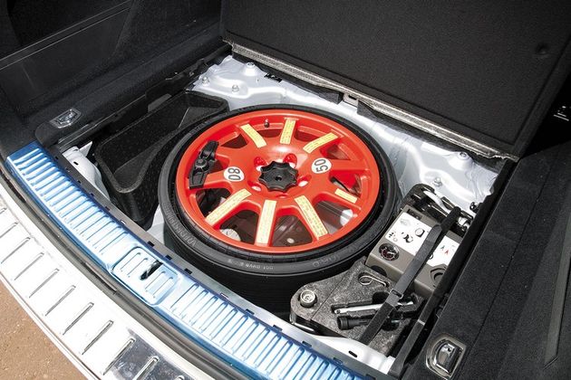 Под полом Туарега — спущенная докатка и компрессор. У соперников полноразмерные запаски закреплены под днищем