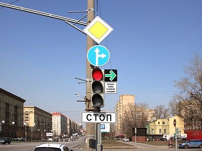 Москвичам разрешили поворачивать на красный