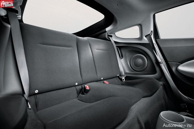 Аттракцион: я забрался на заднее сиденье и, пригнув голову к груди, уперся плечами в крышу. А вот установить на место сиденье водителя уже не смог — ноги девать некуда!