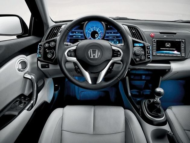 Построенный «вокруг водителя» кокпит с единственным круглым циферблатом — развитие удачной идеи, заданной создателями пятидверного Сивика