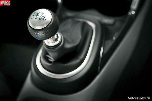 Шестиступенчатая коробка от Сивика с характерным «железным» характером переключений подчеркивает «спортивность» гибрида
