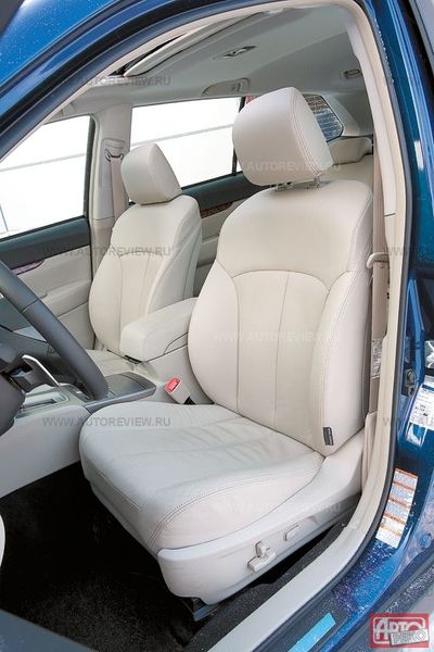 Кресло Subaru мягкое и скользкое, но благодаря удачной форме надежно держит водителя