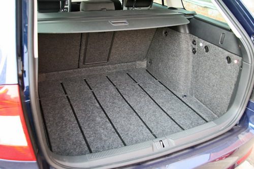 Вместительность багажного отделения составляет 580 литров, а если сложить задний ряд сидений, то эта цифра увеличивается до 1620 литров &ndash; рекордный  показатель в классе! Низкая погрузочная высота и широкий проем задней двери облегчают погрузку крупн