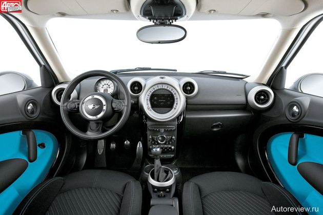 Передняя часть салона такая же кругло-овальная, как и у других моделей семейства Mini. Верхушки передней панели и дверей покрыты тонким слоем мягкого пластика