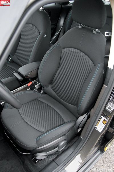 Традиционно «цепкие» передние кресла с внушительными диапазонами регулировок: отодвинувшись до упора назад, человек среднего роста уже не сможет выжать сцепление!