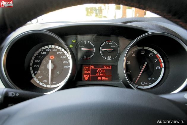 Альфовским колодцам и отвесным стрелкам подражают многие, а у самого оригинала с оригинальностью, похоже, проблемы — такая же комбинация приборов и у MiTo, и у Bravo