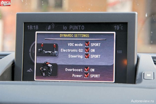 Рычажок системы DNA подпружинен и постоянно находится в среднем положении — режимы нужно переключать однократным отклонением вперед или назад, причем электроника срабатывает с заметной задержкой, а таблица конфигурации включенного режима (на фото) вспыхивает на центральном дисплее лишь на несколько секунд