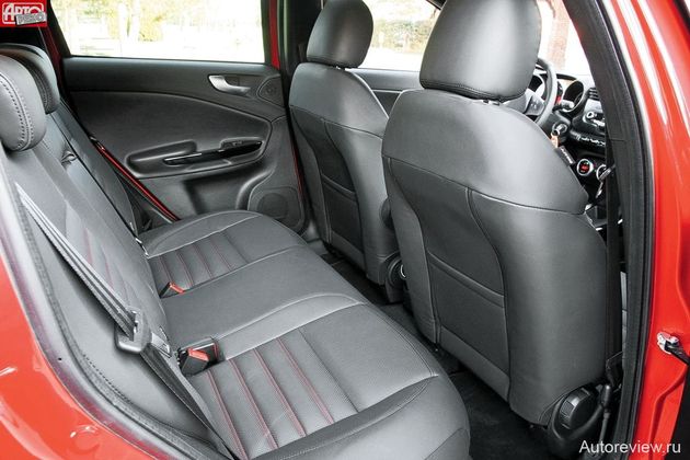 Рослому пассажиру сзади тесновато — колени чуть касаются мягкой спинки передних кресел. Схема трансформации дивана изменилась — теперь складывается только спинка