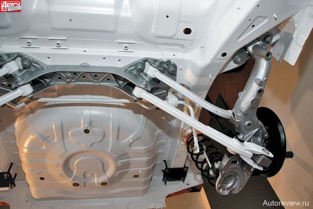 И передний, и задний подрамники соединены с кузовом жестко — без резиновых опор