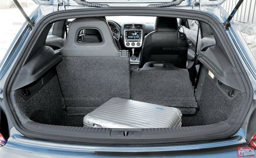 Объем багажника всего на 50 литров меньше, чем у Гольфа, но погрузочная высота &mdash; аж 750 миллиметров! Фото Никиты Гудкова с сайта 