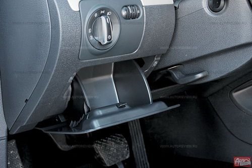 Cлева от рулевой колонки &mdash; ящичек-сигаретница. Фото Никиты Гудкова с сайта 