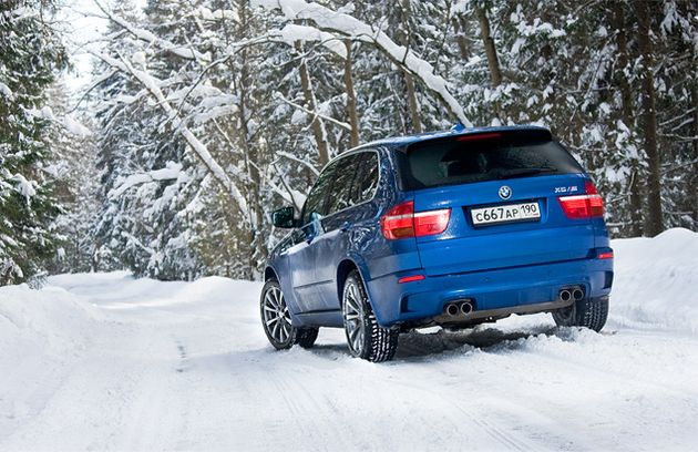 Ярко-синий X5 M выделяется только на белом снегу, а в городе он отлично маскируется